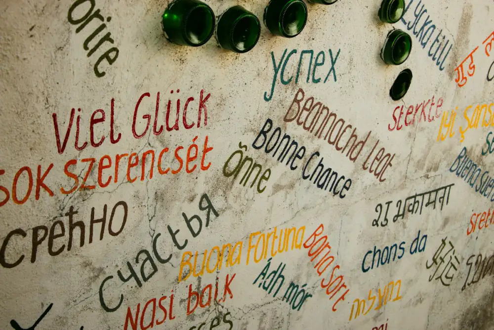 Auguri scritti in molte lingue diverse su un muro